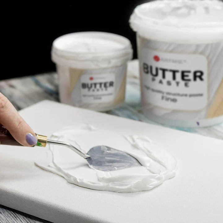 Applying ARTMiE Butter Fine texture paste with a palette knife