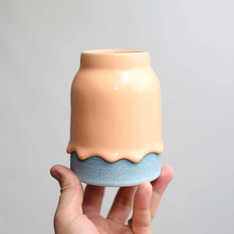 Selbstgemachte Keramiktasse mit verlaufendem Regenbogen-Design