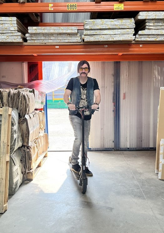 Undercover-Boss Vali bei der Arbeit im ARTMIE-Lager